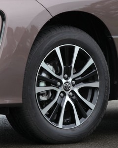 ハイブリッドモデルのタイヤ・ホイールはすべて 17 インチサイズとなり、ホイールはミディアムグレー塗装が標準となる。取材車は、ツートーンカラーにオプション設定されるブラック塗装タイプを装着。