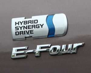 エスティマのハイブリッドモデルは、フロントをガソリンエンジンとモーターで、リアをモーターによって独立して駆動する E-Four システムを採用。